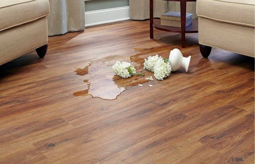 Tránh để nước đọng trên sàn gỗ Janmi